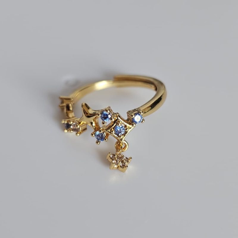 Ring-stern-03 Goldener Ring mit blauen Kristallen und Sternanhänger