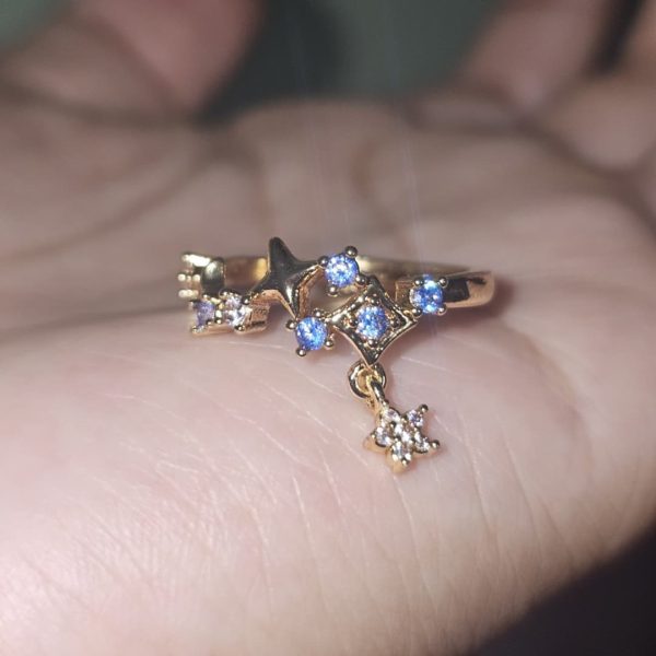 Goldener Ring mit blauen Kristallen und Sternanhänger