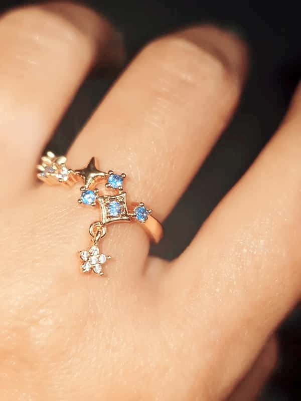 Ring-stern-06 Goldener Ring mit blauen Kristallen und Sternanhänger