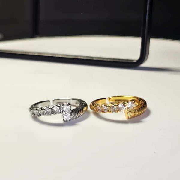 Offener vergoldeter Ring mit Zirkonia