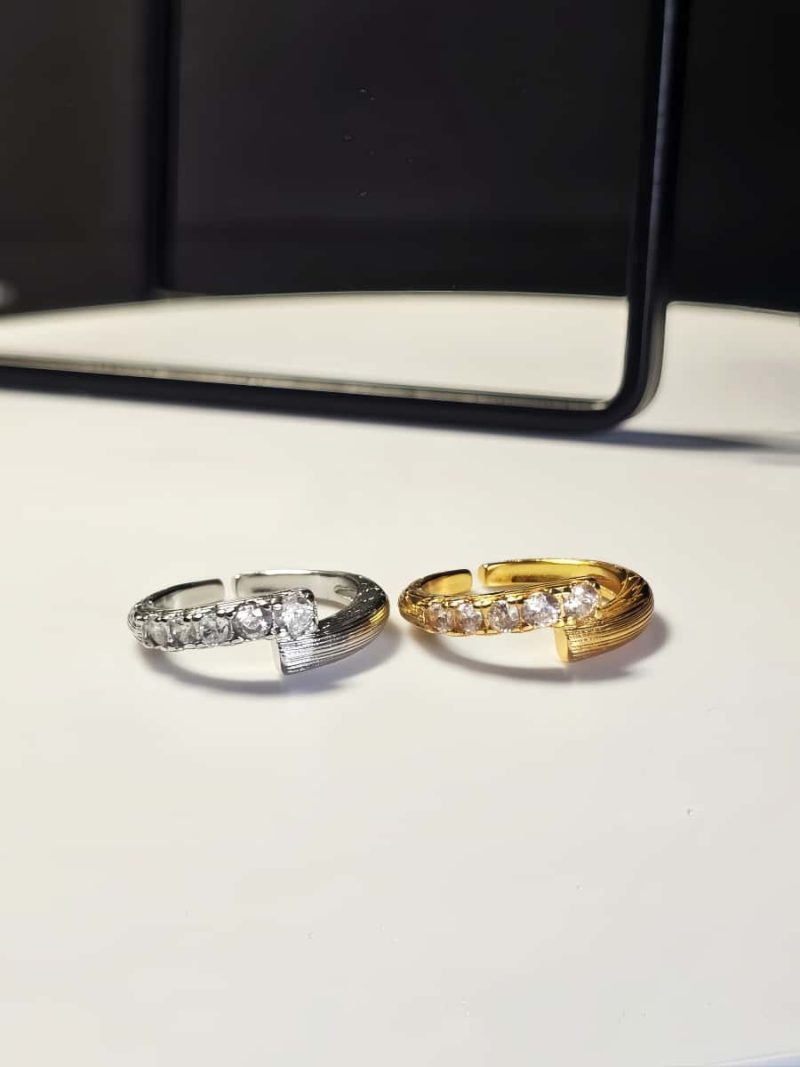 Offener vergoldeter Ring mit Zirkonia