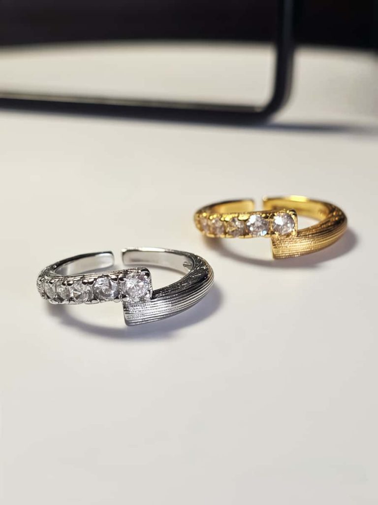 Offener versilberter Ring mit Zirkonia