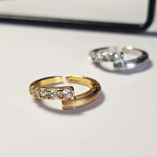 Offener vergoldeter Ring mit Zirkonia