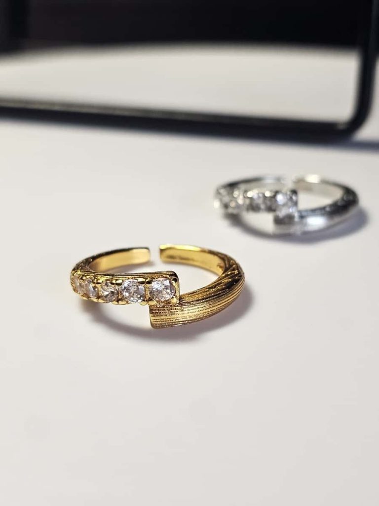 Offener vergoldeter Ring mit Zirkonia