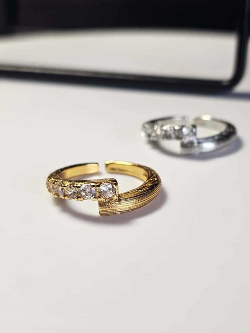 Offener vergoldeter Ring mit Zirkonia