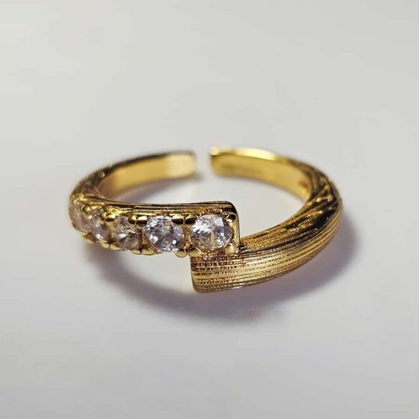 Offener vergoldeter Ring mit Zirkonia