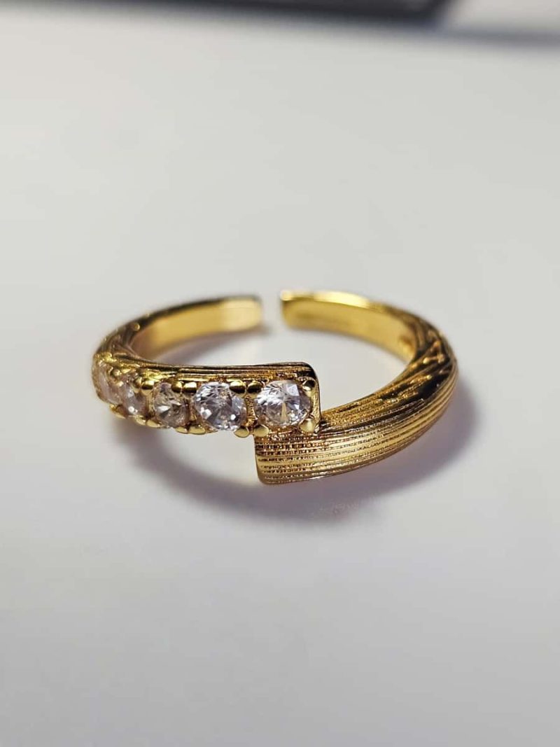 Offener vergoldeter Ring mit Zirkonia