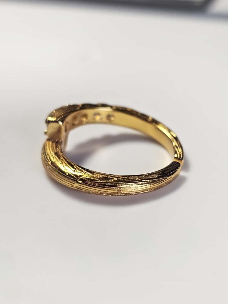 Offener vergoldeter Ring mit Zirkonia