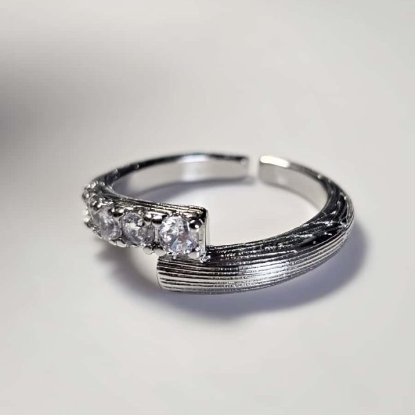 Offener versilberter Ring mit Zirkonia