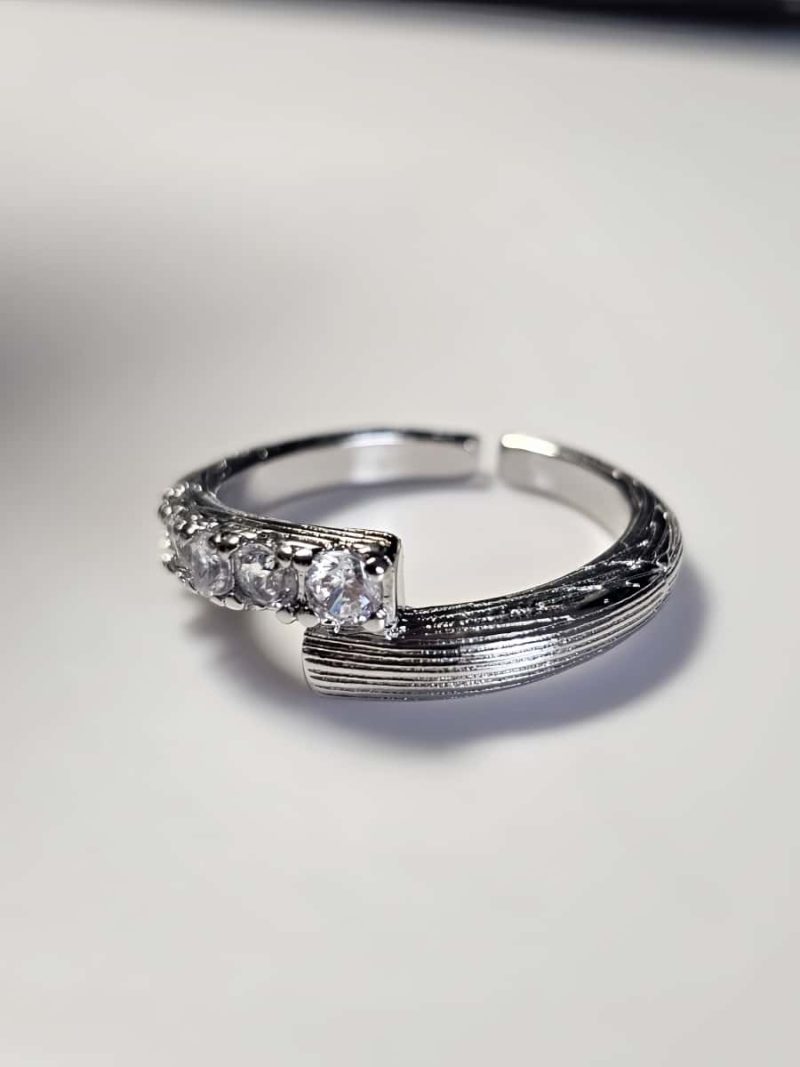 Offener versilberter Ring mit Zirkonia