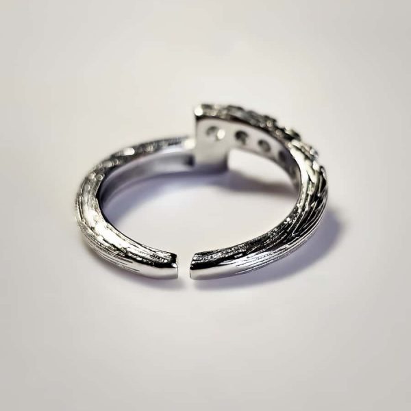 Offener versilberter Ring mit Zirkonia