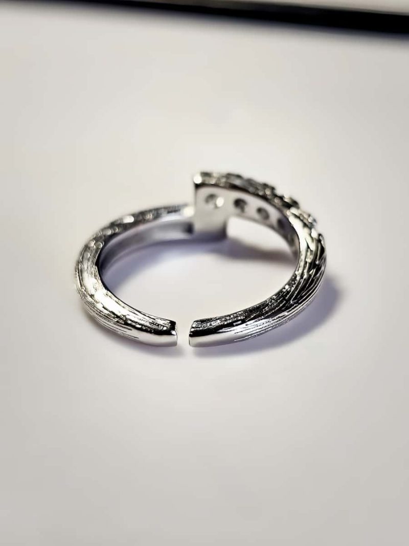 Offener versilberter Ring mit Zirkonia