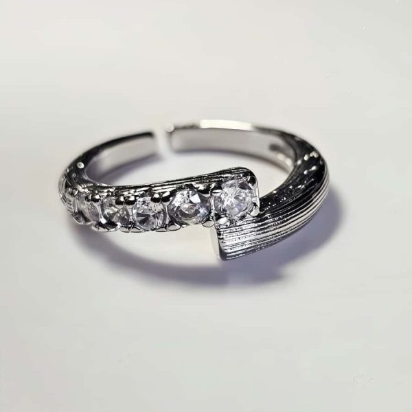 Offener versilberter Ring mit Zirkonia