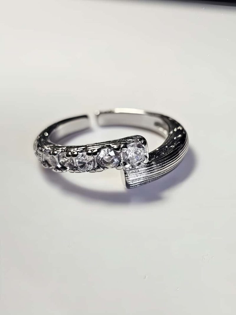 Offener versilberter Ring mit Zirkonia