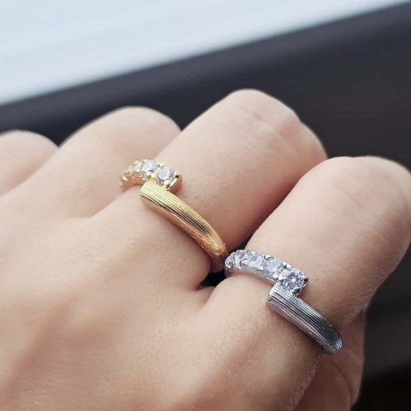 Offener vergoldeter Ring mit Zirkonia