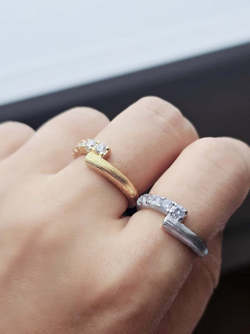 Offener vergoldeter Ring mit Zirkonia