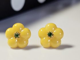 BersteinBlumen-OR0008-01 925er Silber Blüten-Ohrringe aus Bernsteinwachs mit Diopsid – Gelbe Blumen Ohrstecker