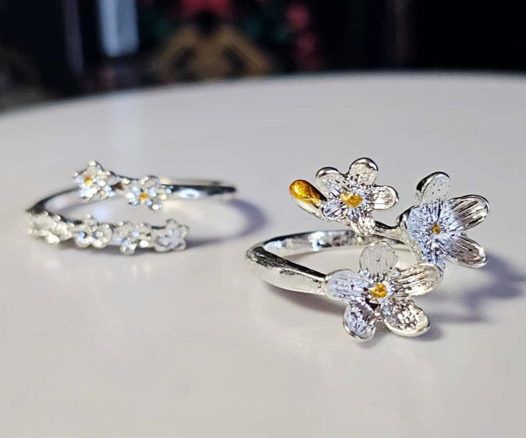 Damenring in romantischem Blütendesign silberoptik verstellbar Blüten-Open-Ring im Silberfinish