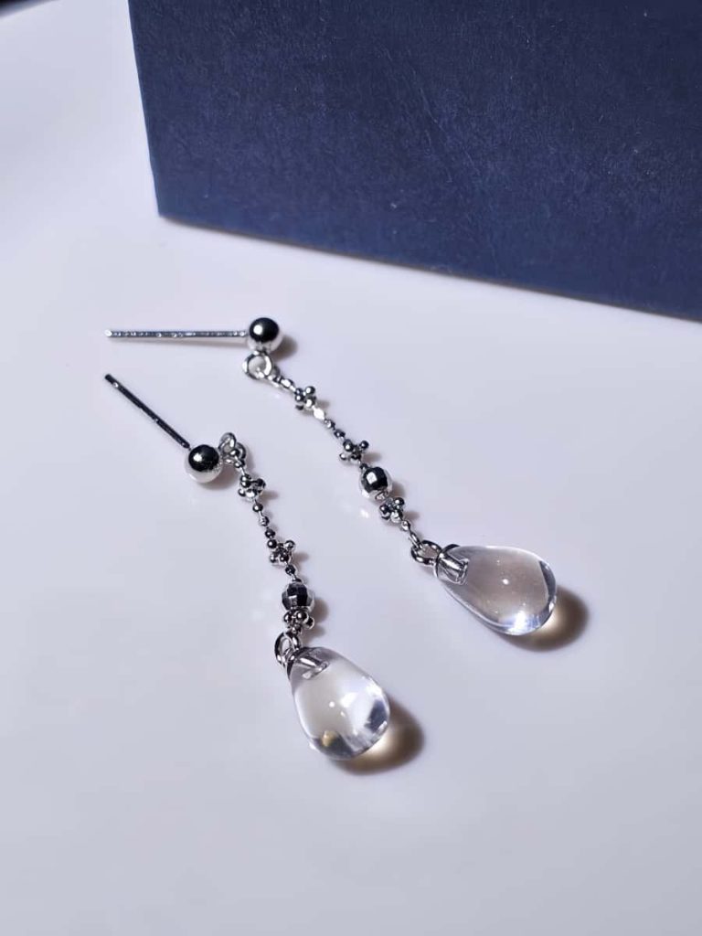 Ohrringe mit weißen Bergkristall-Tropfen aus Silber