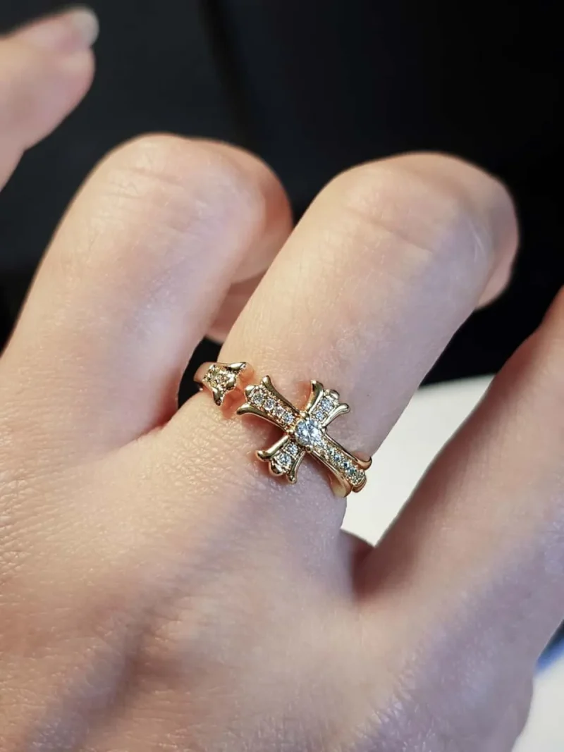 Moderner offener Damenring mit Kreuz-Design Offener Kreuz Ring Gold mit Zirkonia – minimalistischer verstellbarer Damenring