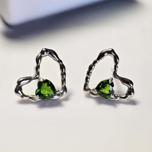 Herz-Ohrringe aus 925 Silber mit grünem Diopsid