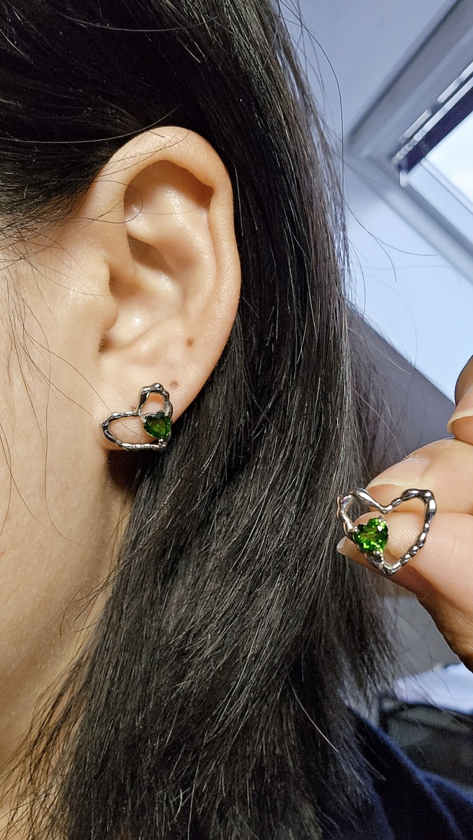 Herz-Ohrringe aus 925 Silber mit grünem Diopsid