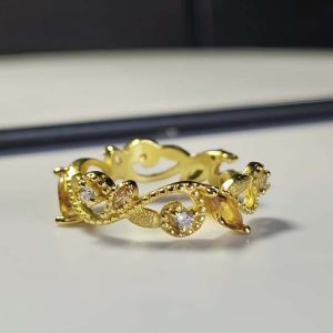 vergoldete Damenring mit gelbem Zirkonia vereint florale Eleganz mit feiner Handwerkskunst