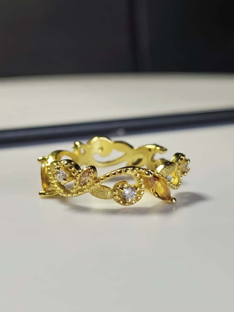 vergoldete Damenring mit gelbem Zirkonia vereint florale Eleganz mit feiner Handwerkskunst