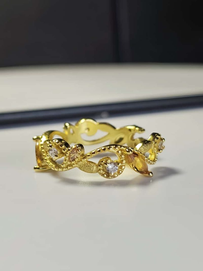 vergoldete Damenring mit gelbem Zirkonia vereint florale Eleganz mit feiner Handwerkskunst