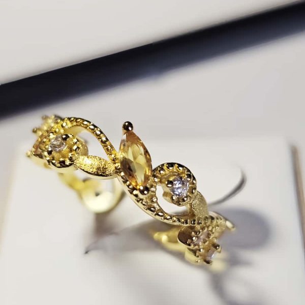 vergoldete Damenring mit gelbem Zirkonia vereint florale Eleganz mit feiner Handwerkskunst