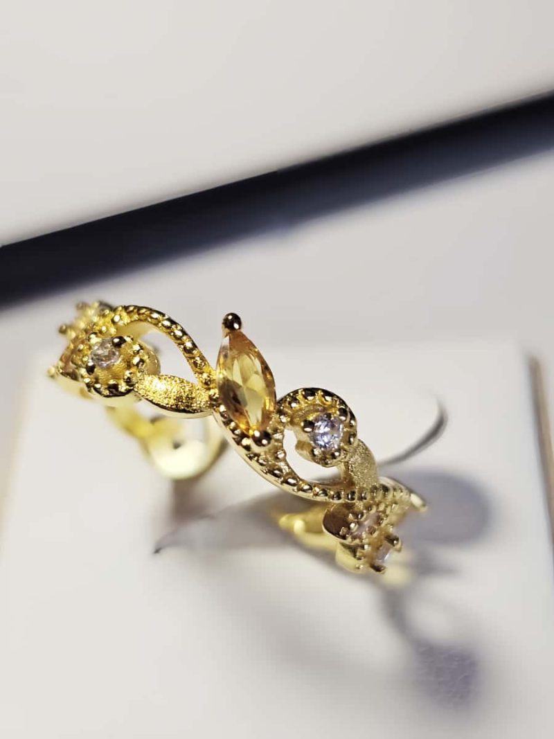 vergoldete Damenring mit gelbem Zirkonia vereint florale Eleganz mit feiner Handwerkskunst