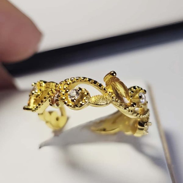 vergoldete Damenring mit gelbem Zirkonia vereint florale Eleganz mit feiner Handwerkskunst