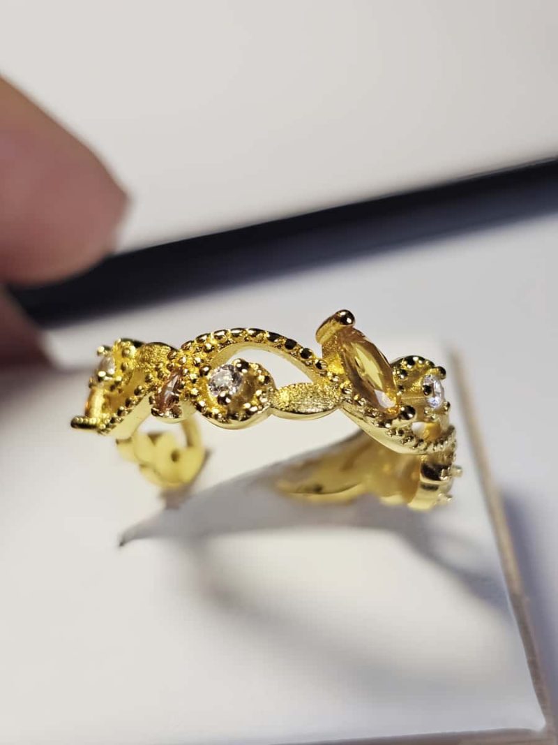 vergoldete Damenring mit gelbem Zirkonia vereint florale Eleganz mit feiner Handwerkskunst