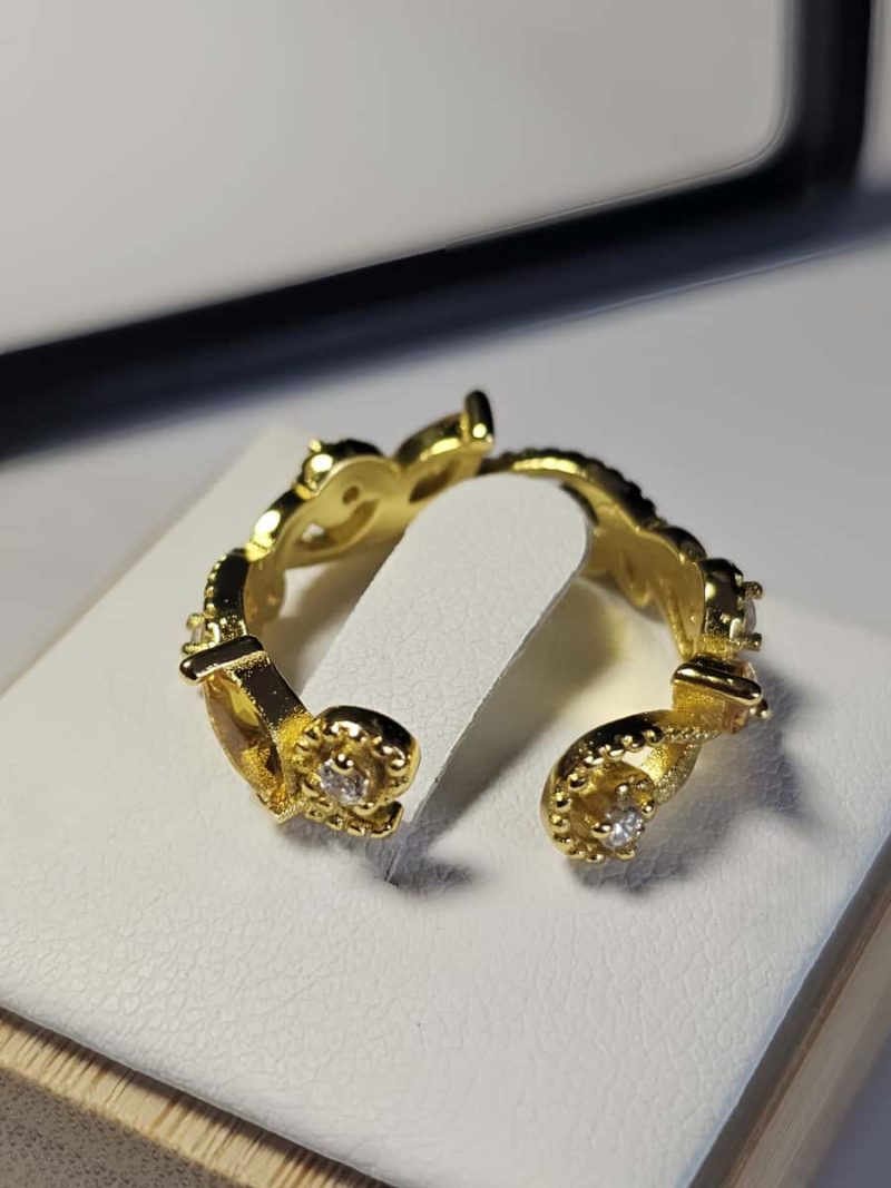 vergoldete Damenring mit gelbem Zirkonia vereint florale Eleganz mit feiner Handwerkskunst