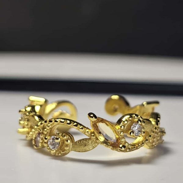 vergoldete Damenring mit gelbem Zirkonia vereint florale Eleganz mit feiner Handwerkskunst