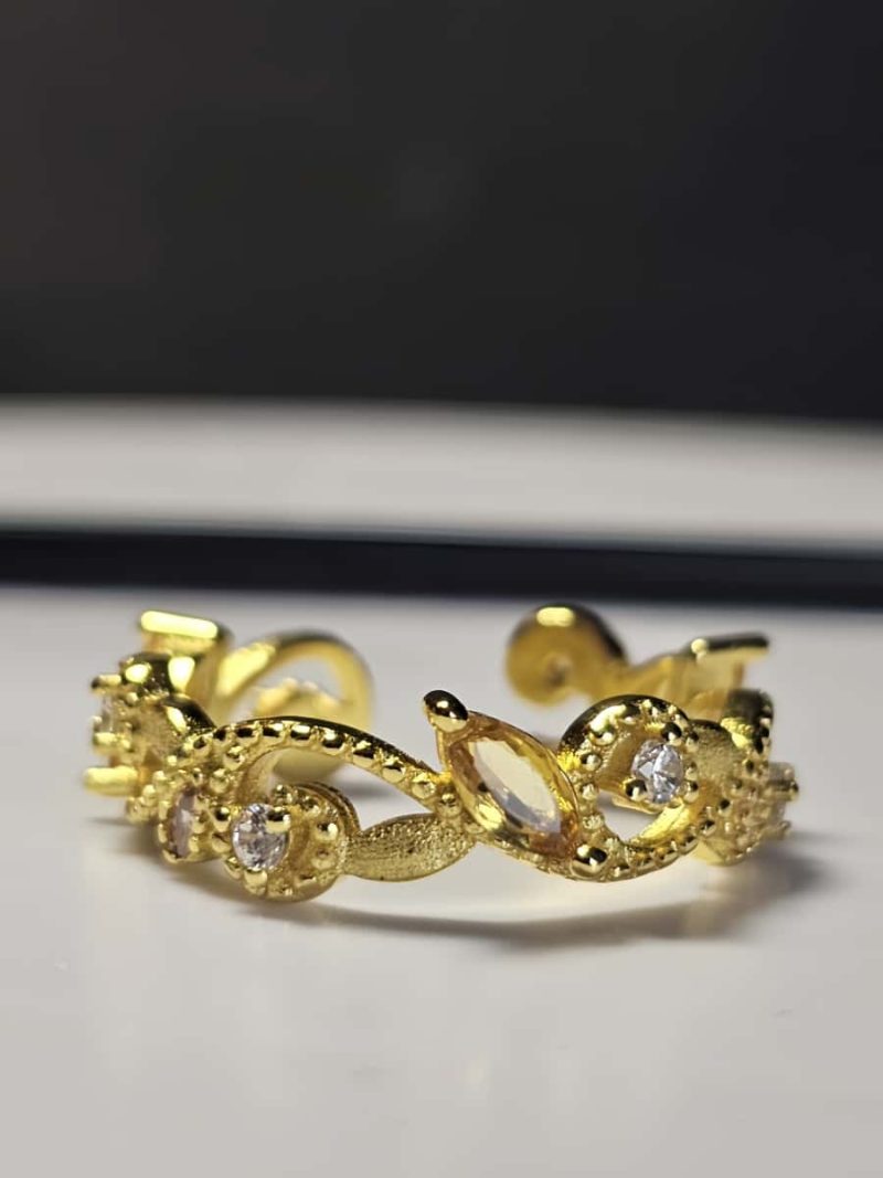 vergoldete Damenring mit gelbem Zirkonia vereint florale Eleganz mit feiner Handwerkskunst