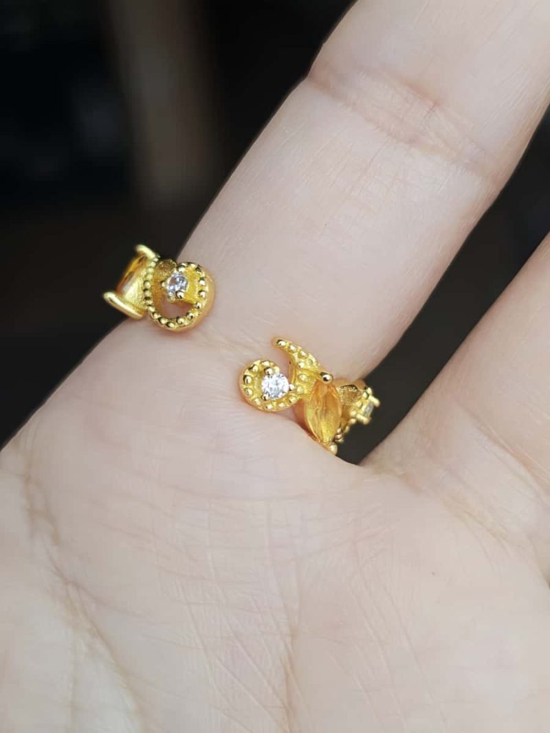 vergoldete Damenring mit gelbem Zirkonia vereint florale Eleganz mit feiner Handwerkskunst