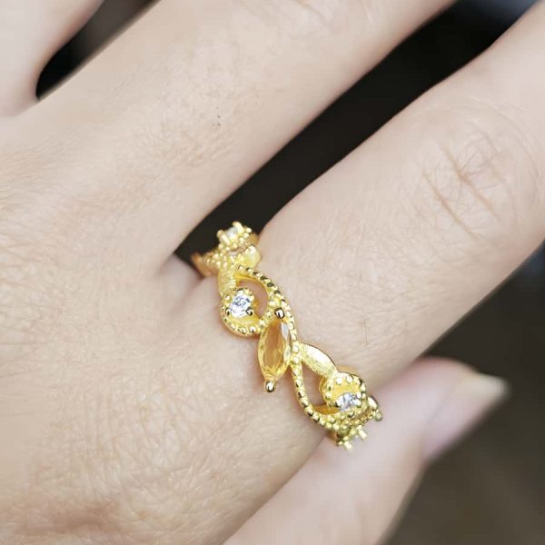 vergoldete Damenring mit gelbem Zirkonia vereint florale Eleganz mit feiner Handwerkskunst