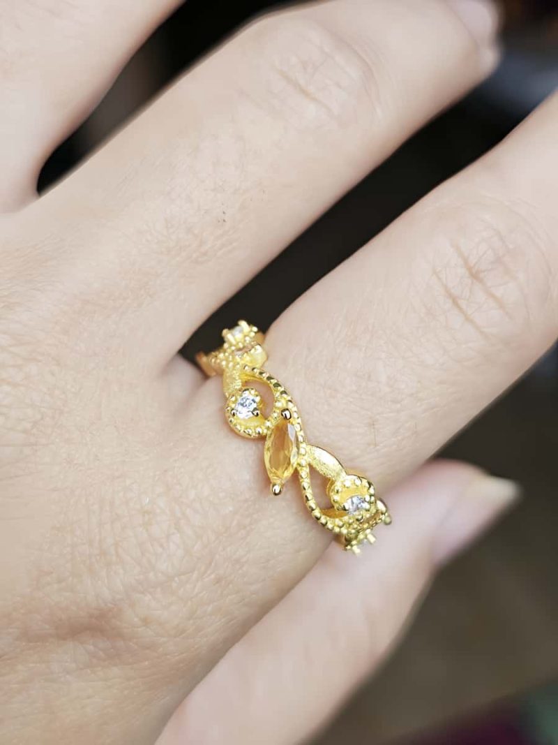 vergoldete Damenring mit gelbem Zirkonia vereint florale Eleganz mit feiner Handwerkskunst