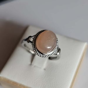 versilberter Ring mit orangefarbenem Mondstein Retro