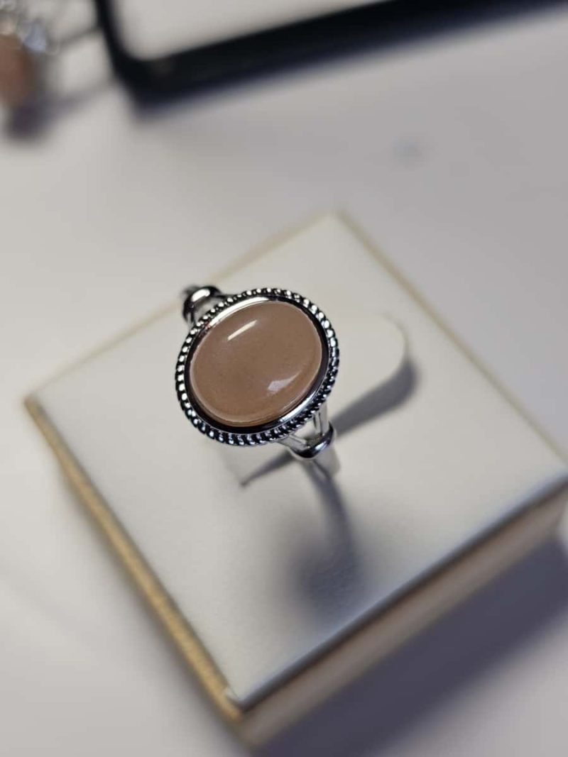 versilberter Ring mit orangefarbenem Mondstein Retro