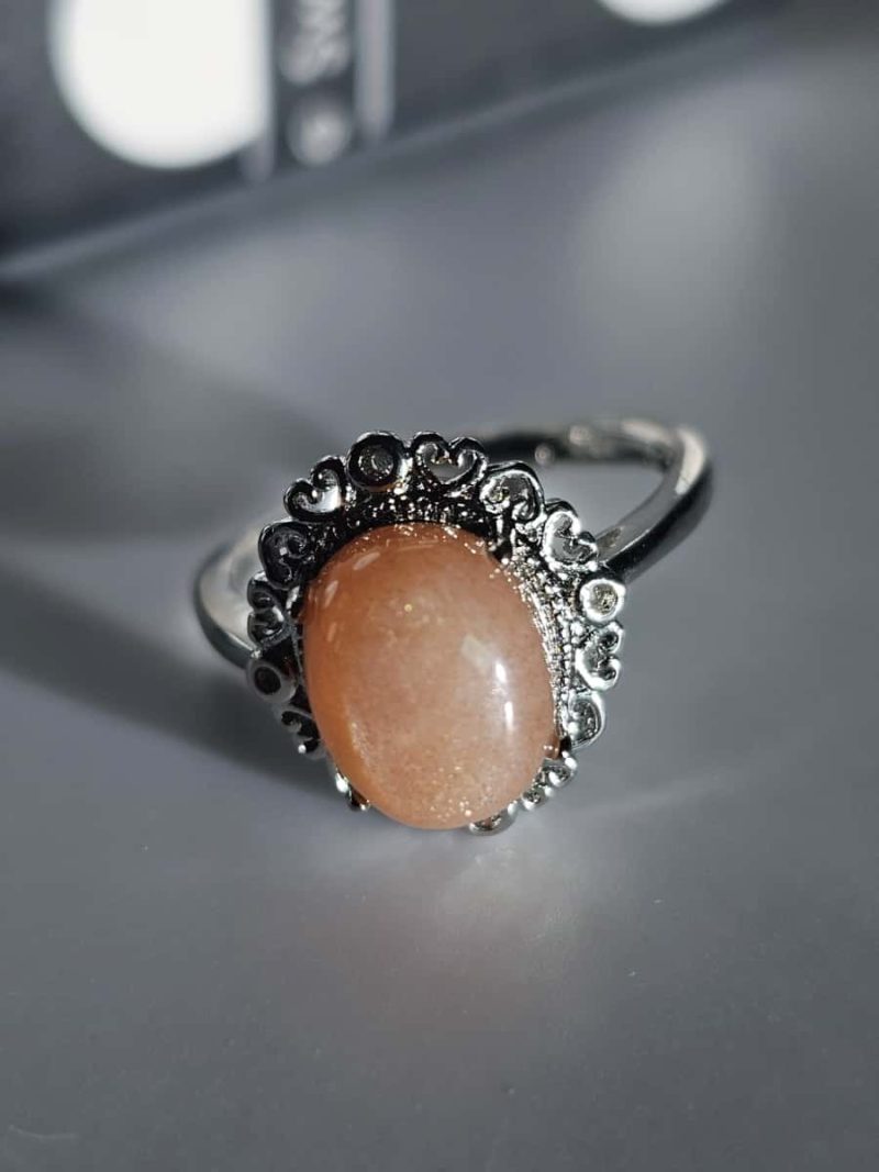 versilberter Ring mit orangefarbenem Mondstein Blumen