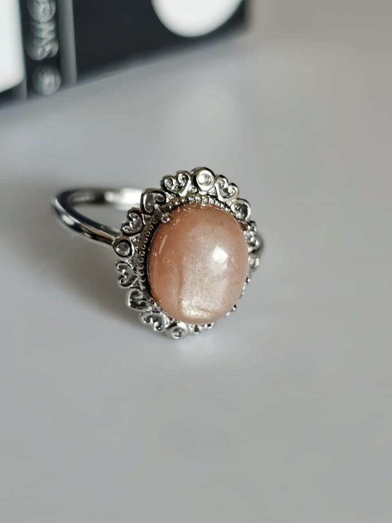 versilberter Ring mit orangefarbenem Mondstein Blumen