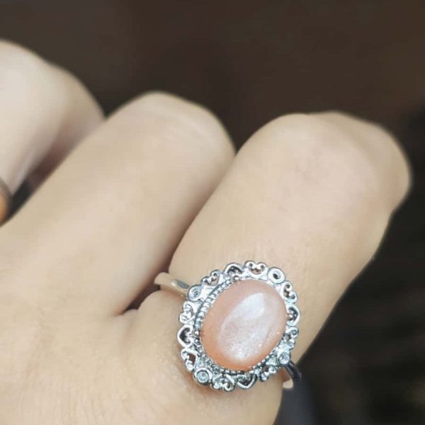 versilberter Ring mit orangefarbenem Mondstein Blumen