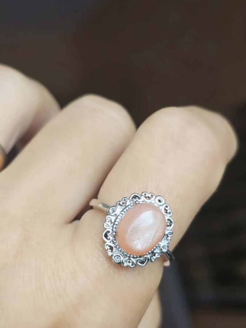 versilberter Ring mit orangefarbenem Mondstein Blumen