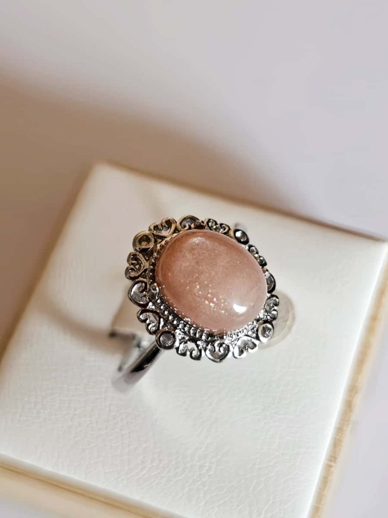 versilberter Ring mit orangefarbenem Mondstein Blumen