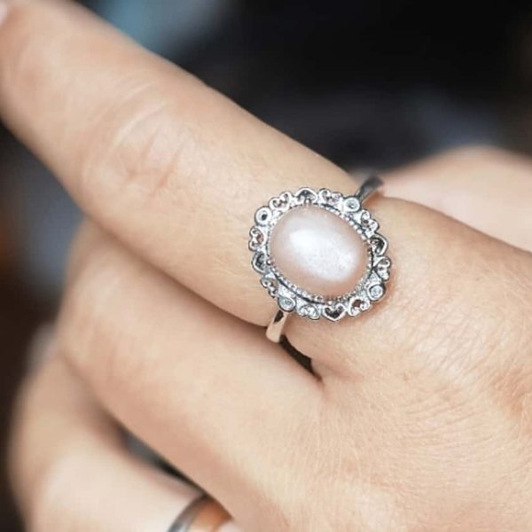 versilberter Ring mit orangefarbenem Mondstein Blumen