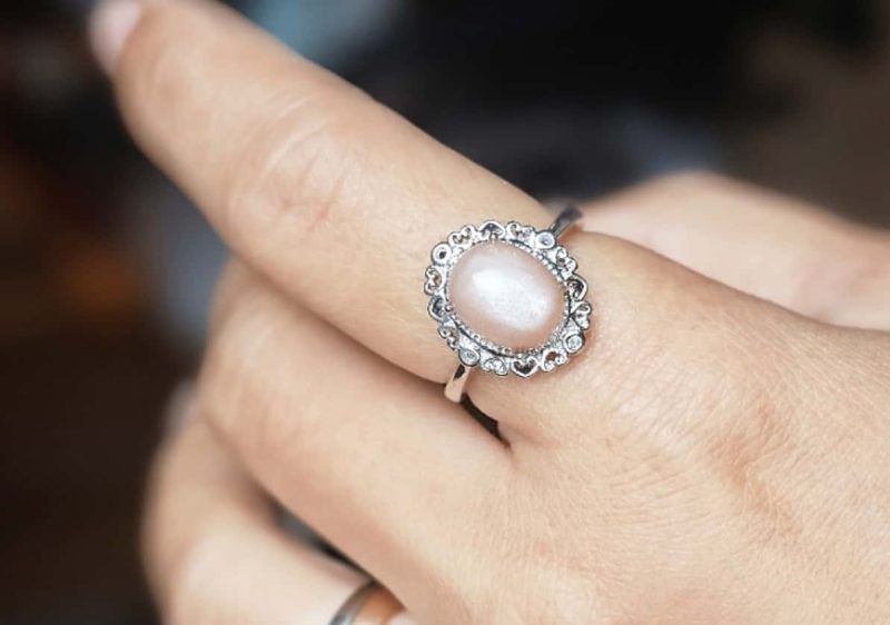 versilberter Ring mit orangefarbenem Mondstein Blumen