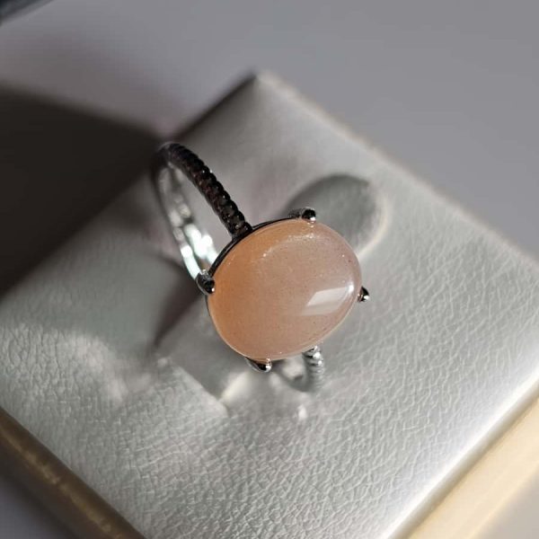 Versilberter Ring mit orangefarbenem Mondstein