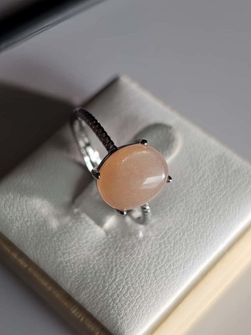 Versilberter Ring mit orangefarbenem Mondstein